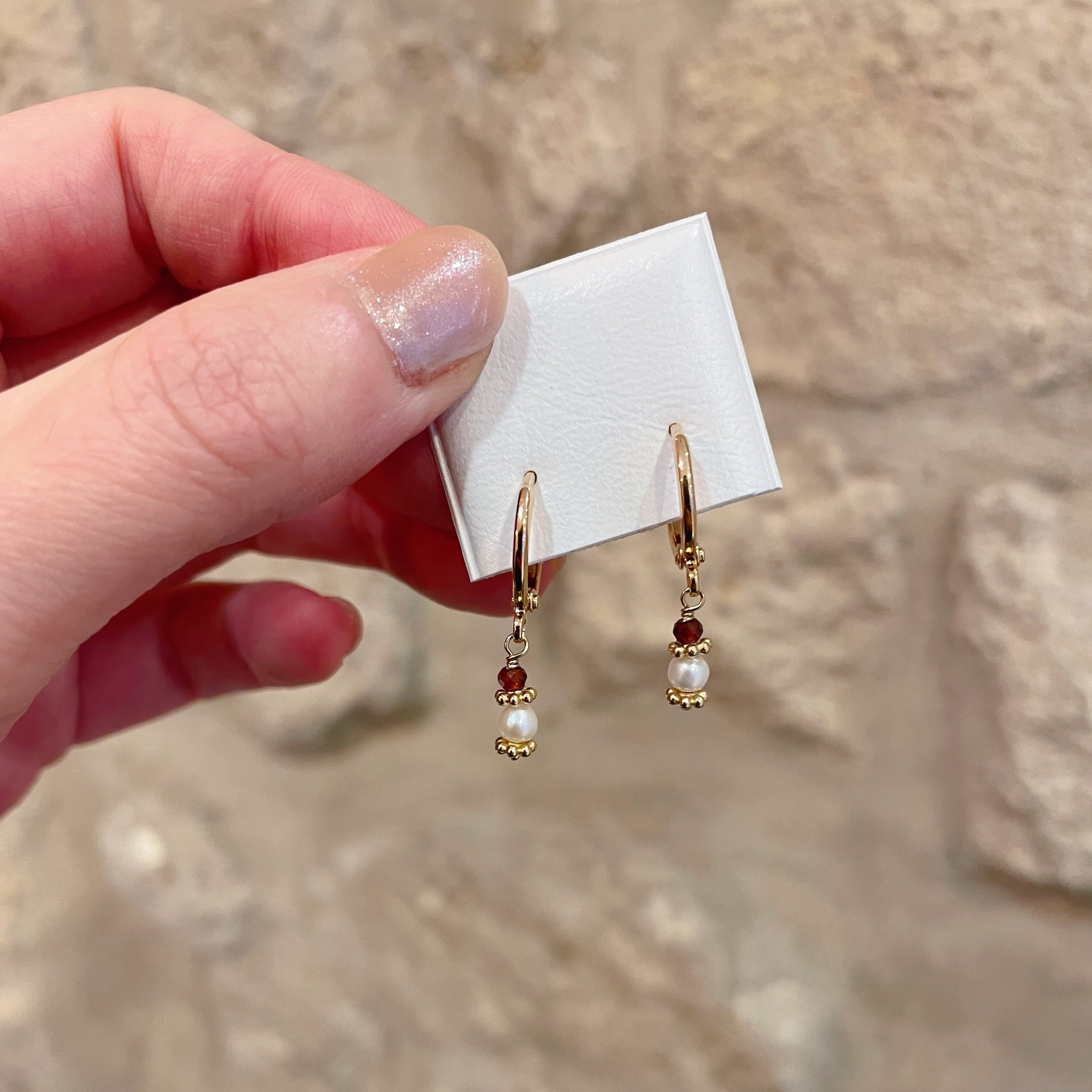 boucles d'oreilles mini créoles de perles d’eau douce et grenat