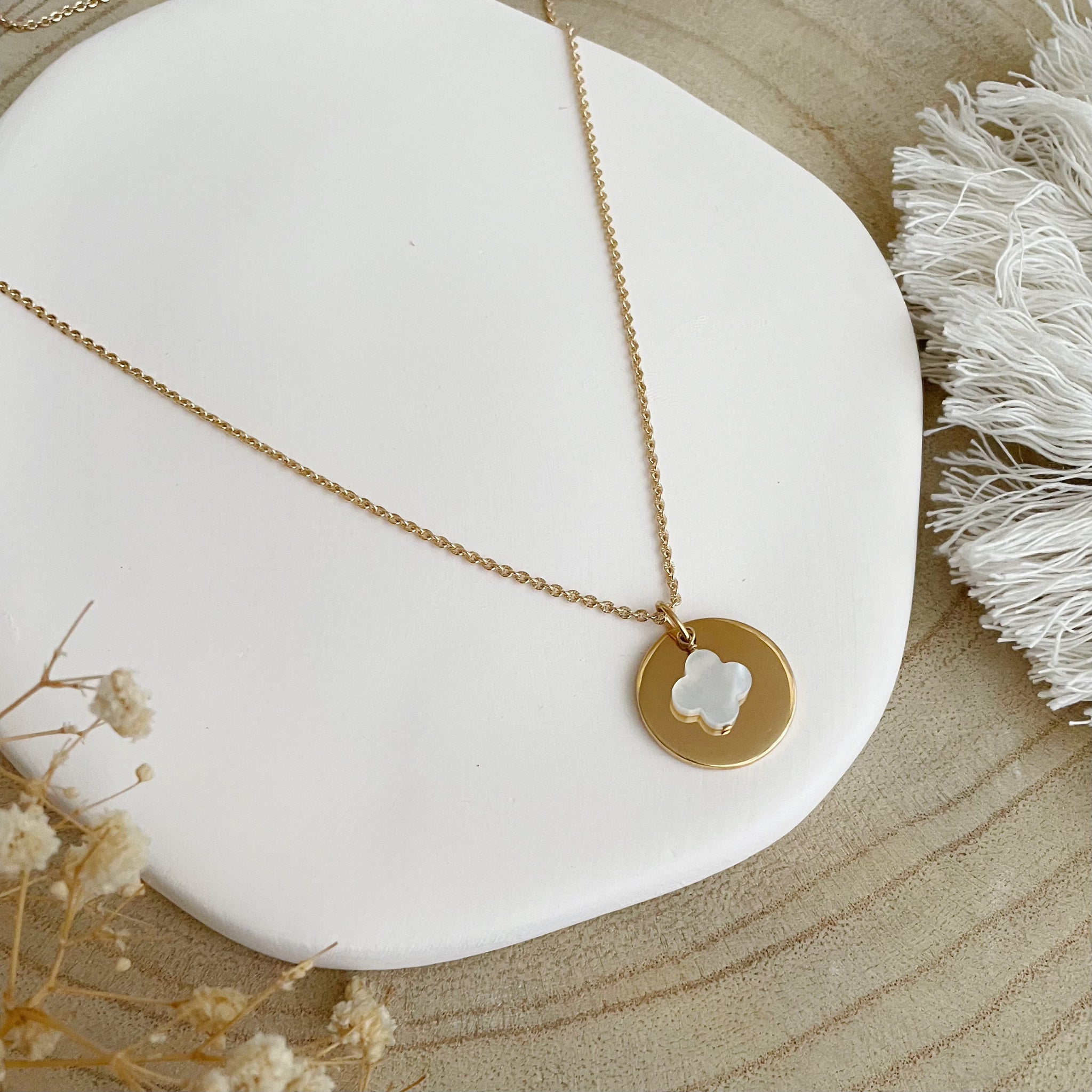 collier avec médaille lisse et trèfle en nacre  - sautoir