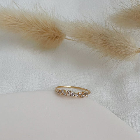 bague fine serti de zircons - plaqué or