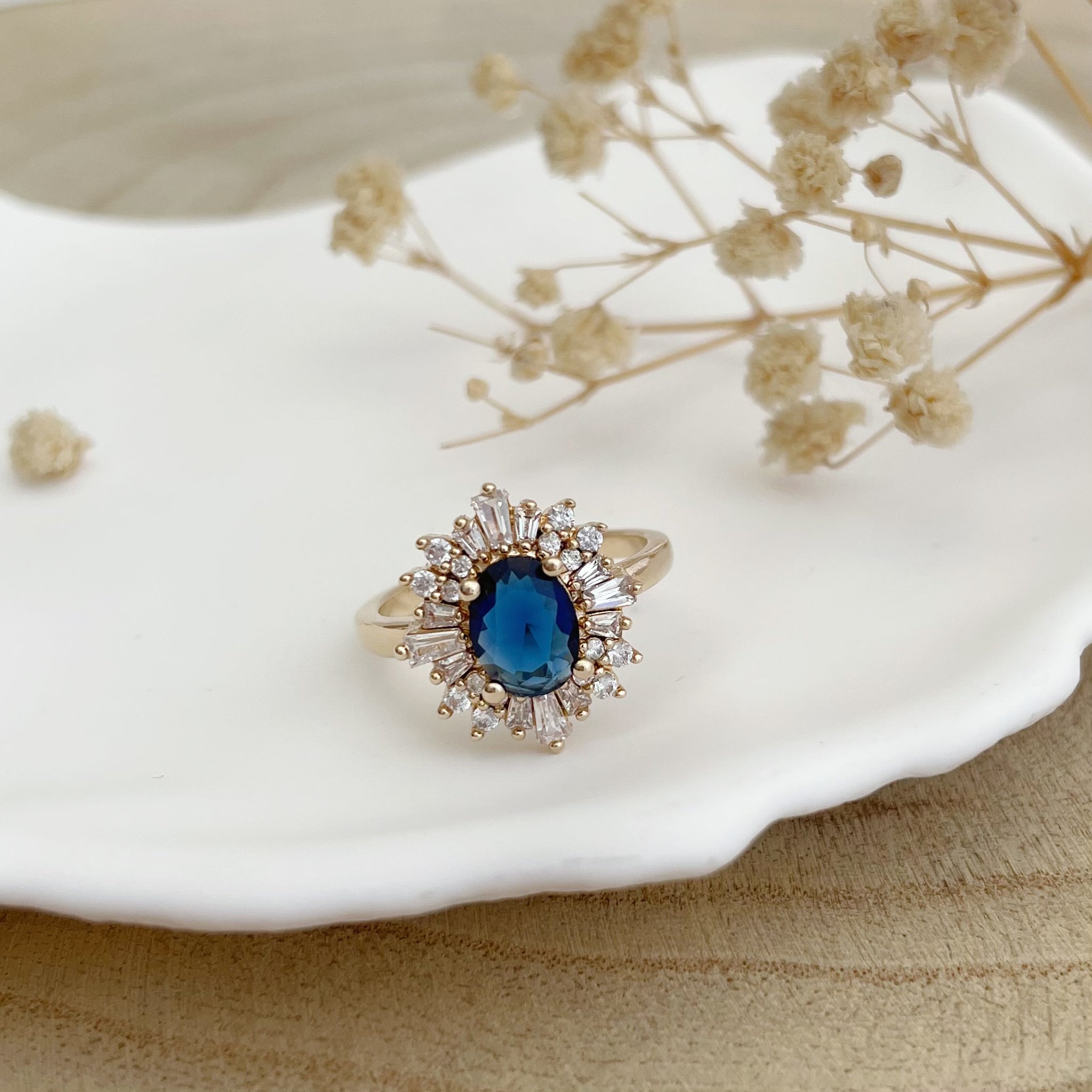 bague serti de zircons bleu- plaqué or
