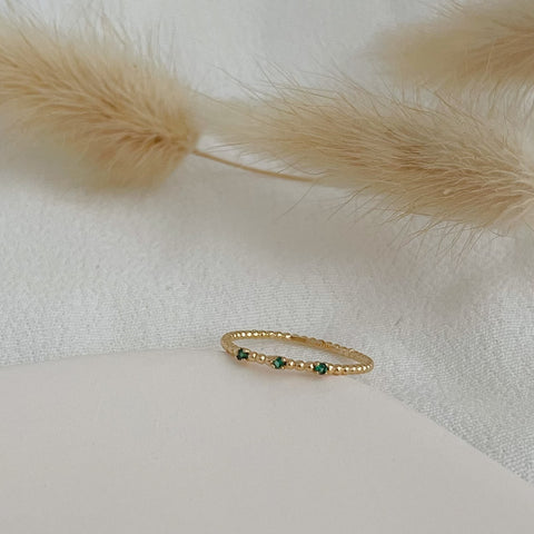 bague fine trois zirconiums verts sertis - plaqué or