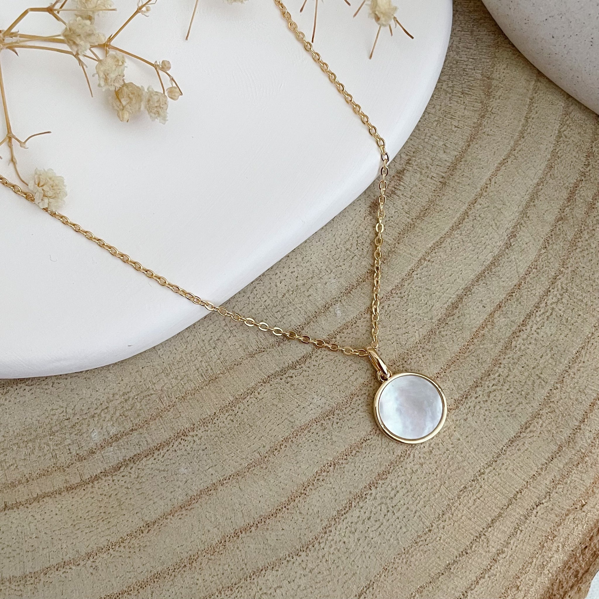 collier médaille en nacre