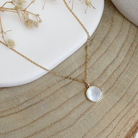 collier médaille en nacre