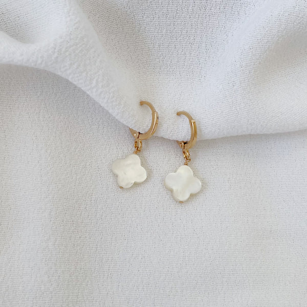 boucles d'oreilles mini créole avec trèfles en nacre blanche
