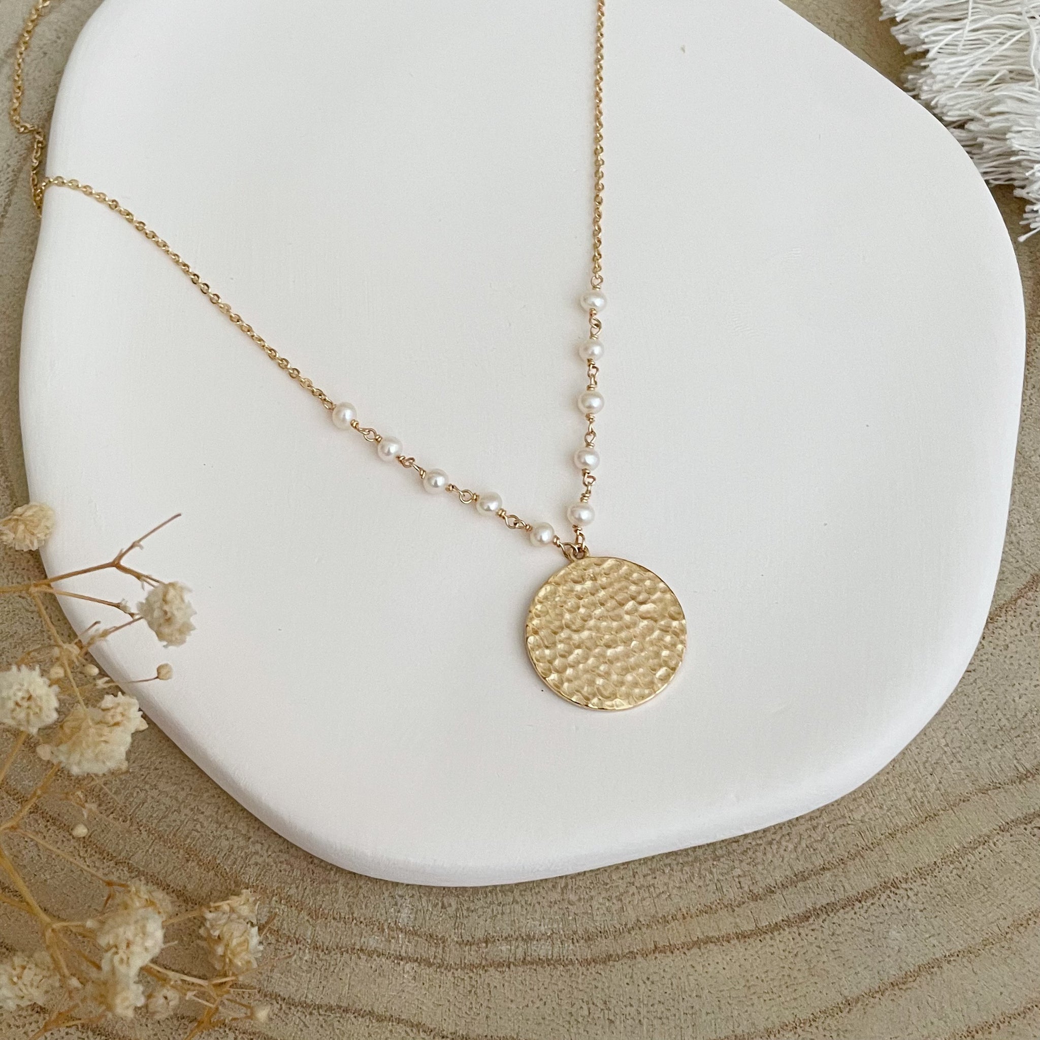 collier perles et médaille martelée - sautoir