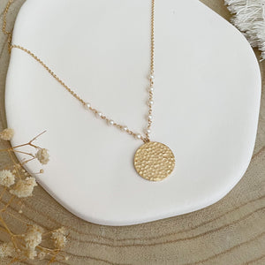 collier perles et médaille martelée - sautoir