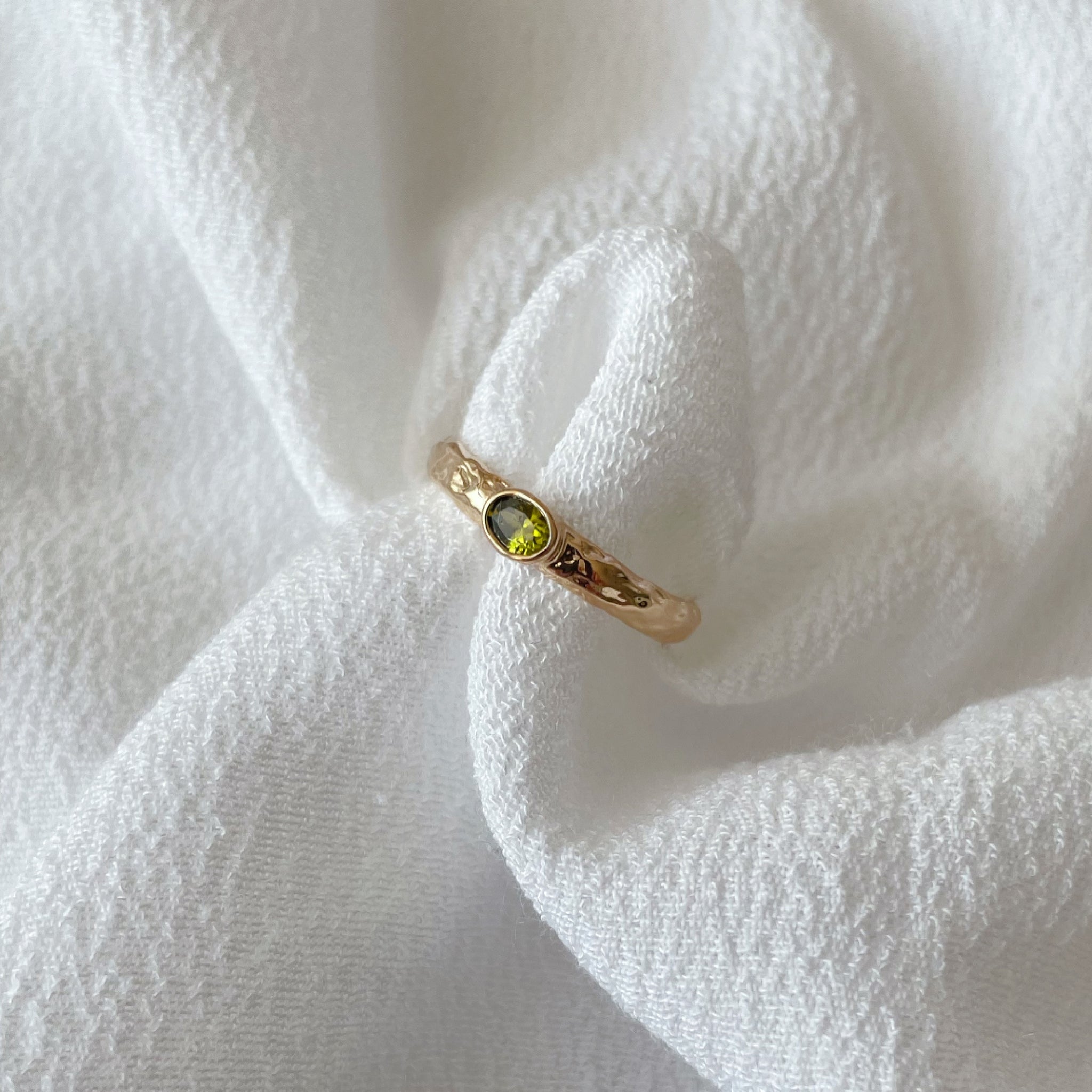 bague serti de zircons verts - plaqué or
