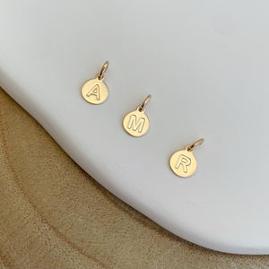 Pendentif médaille initial- plaqué or
