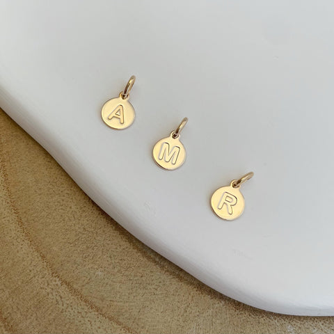 Pendentif médaille initial- plaqué or
