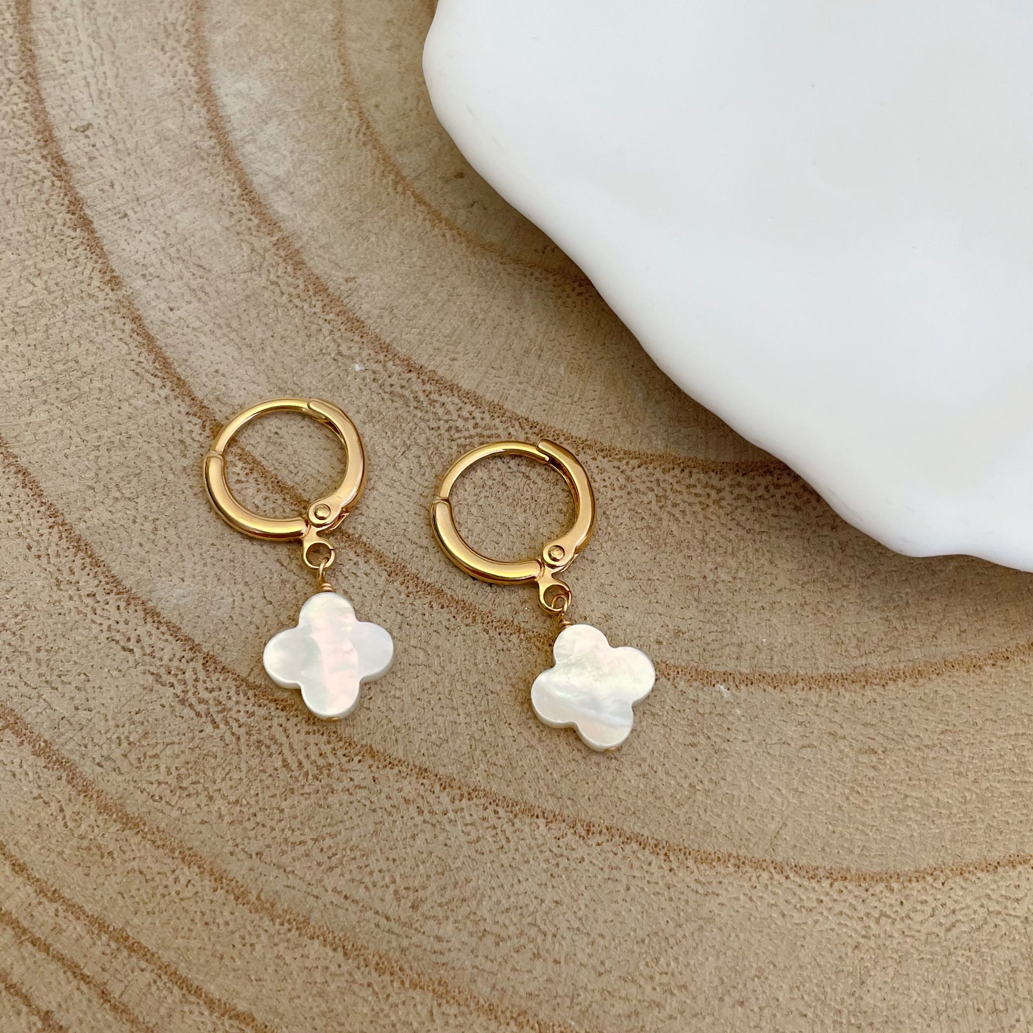 boucles d'oreilles mini créole avec trèfles en nacre blanche