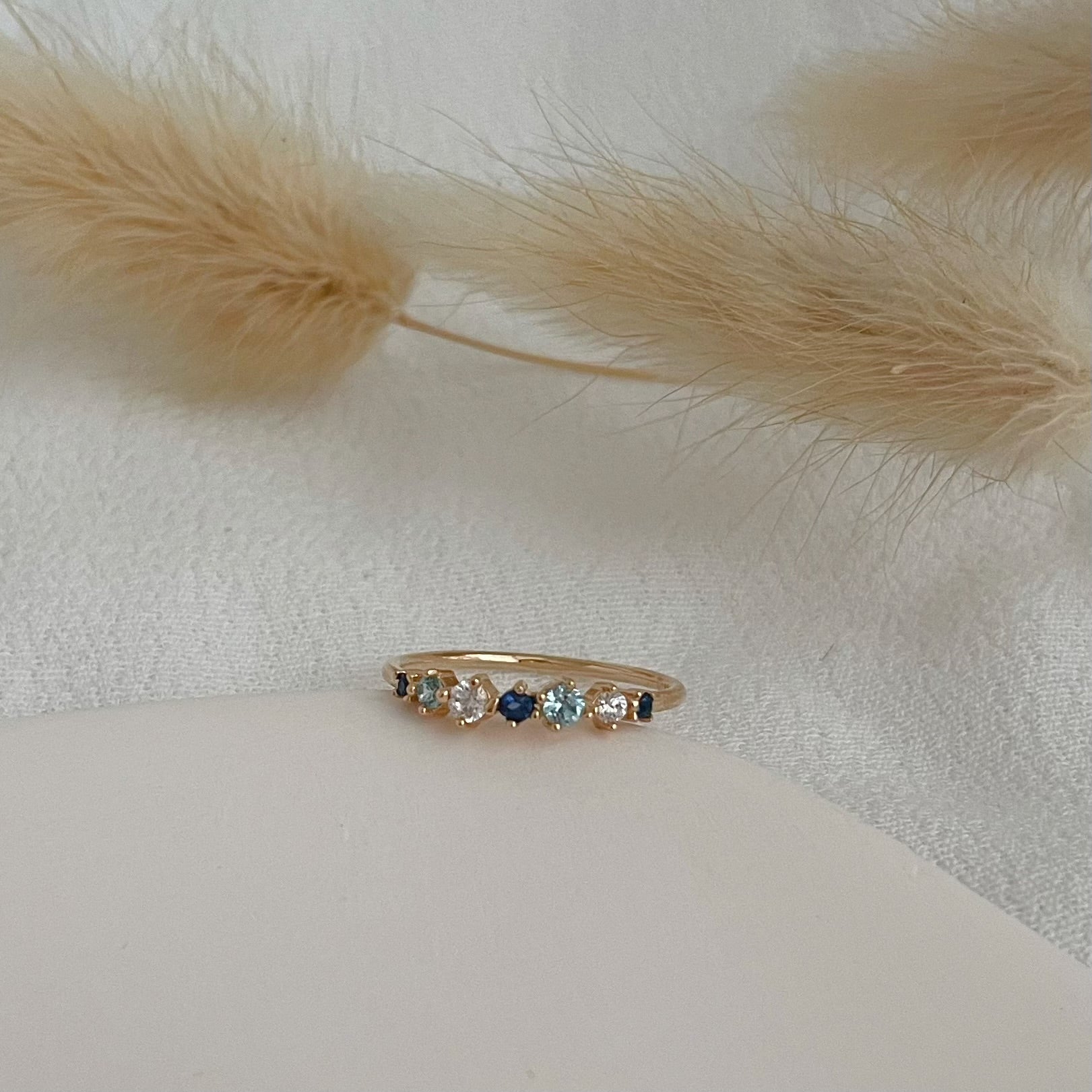 bague fine serti de zircons bleus - plaqué or