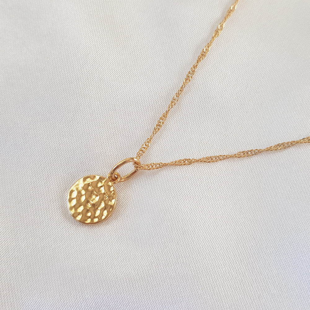 collier chaîne torsadée et médaille martelée