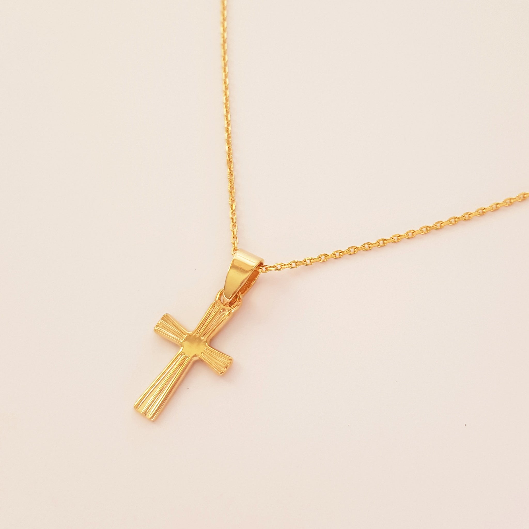 collier croix strié