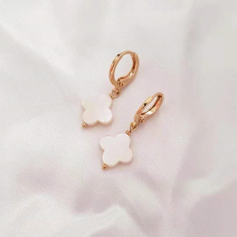 boucles d'oreilles mini créole avec trèfles en nacre blanche