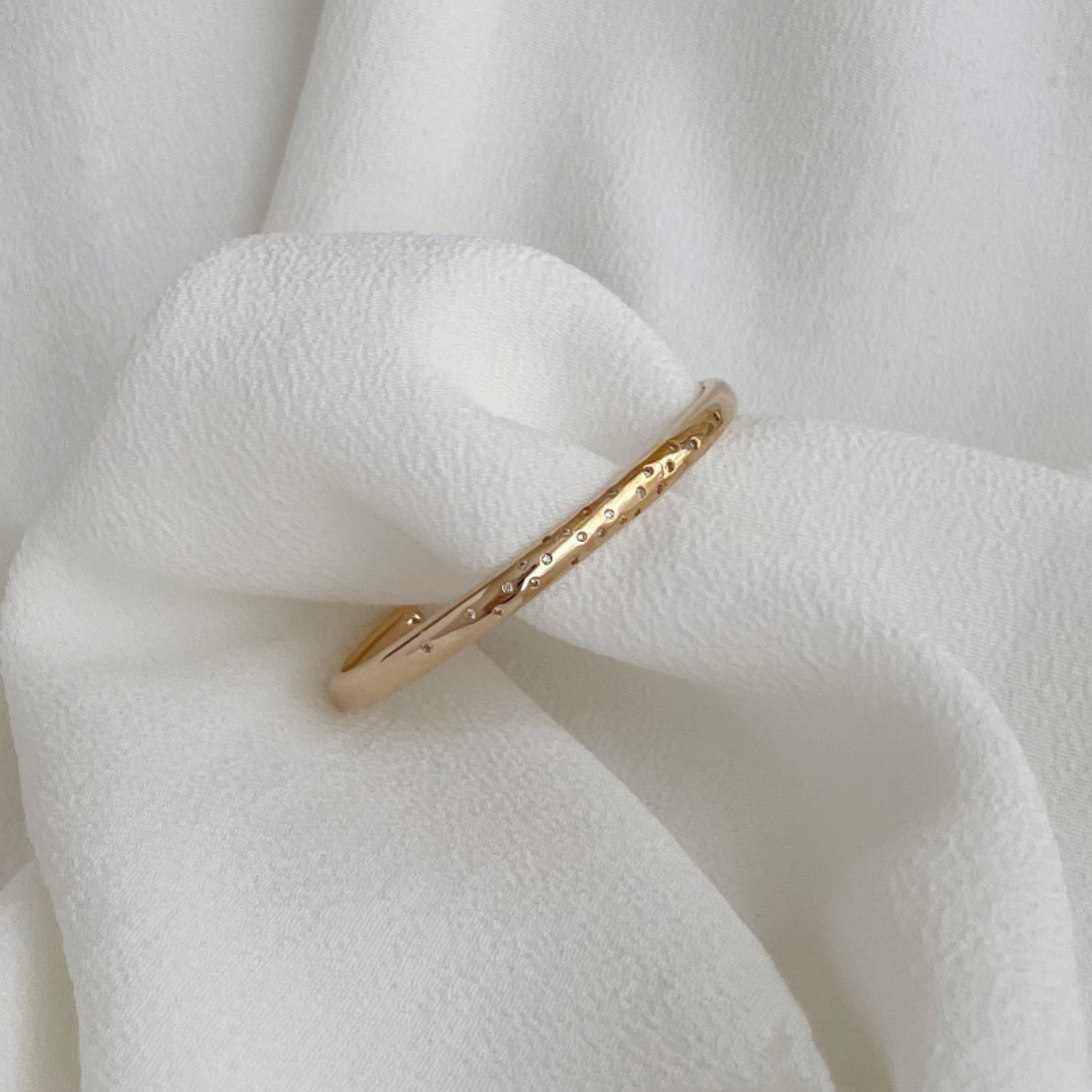 bracelet jonc serti de zirconium