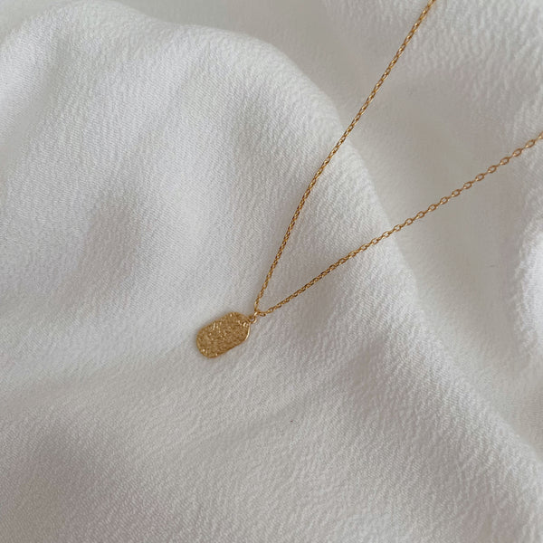 collier médaille rectangle texturé