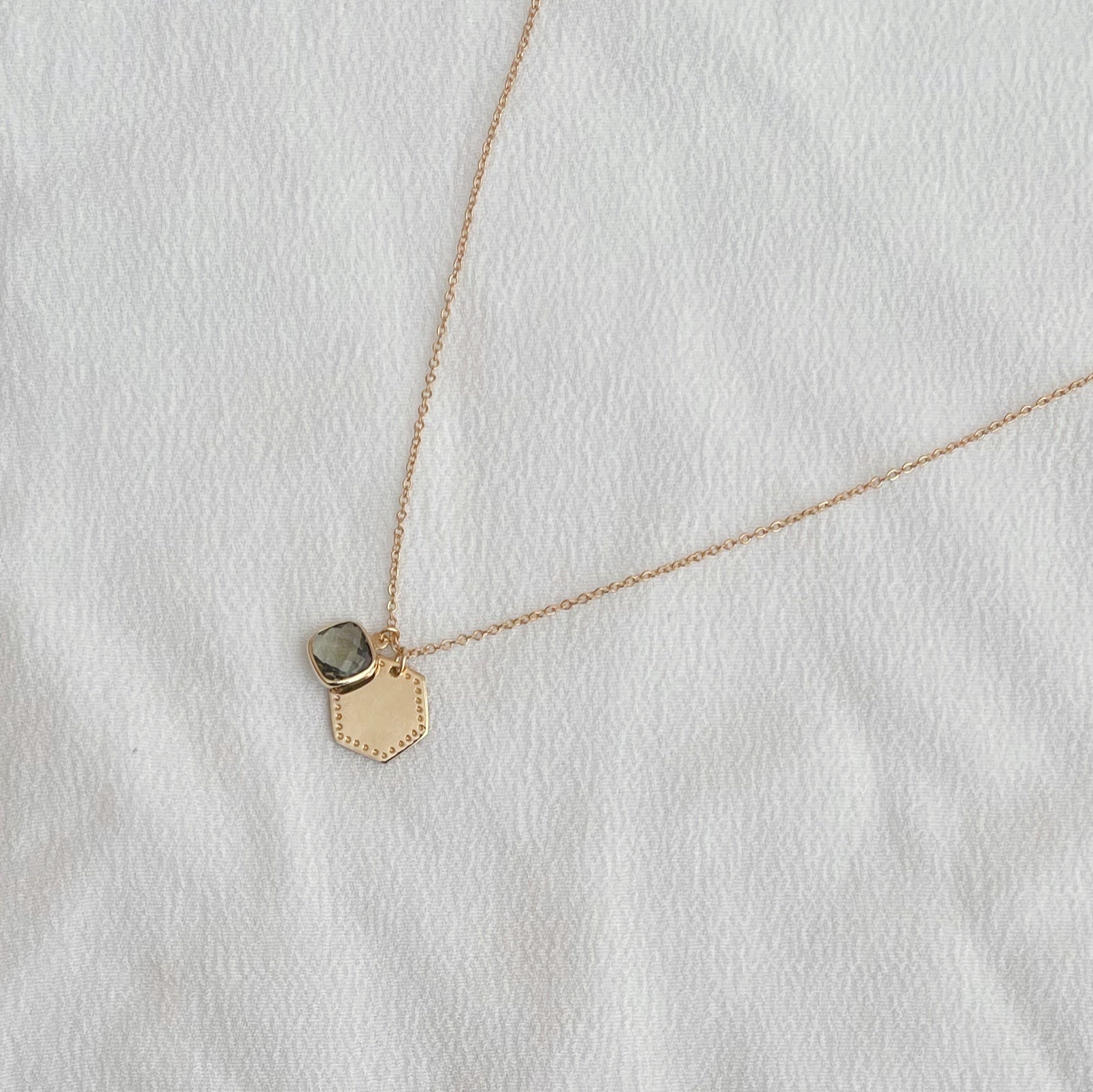 collier avec médaille hexagone et cristal kaki