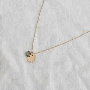 collier avec médaille hexagone et cristal kaki