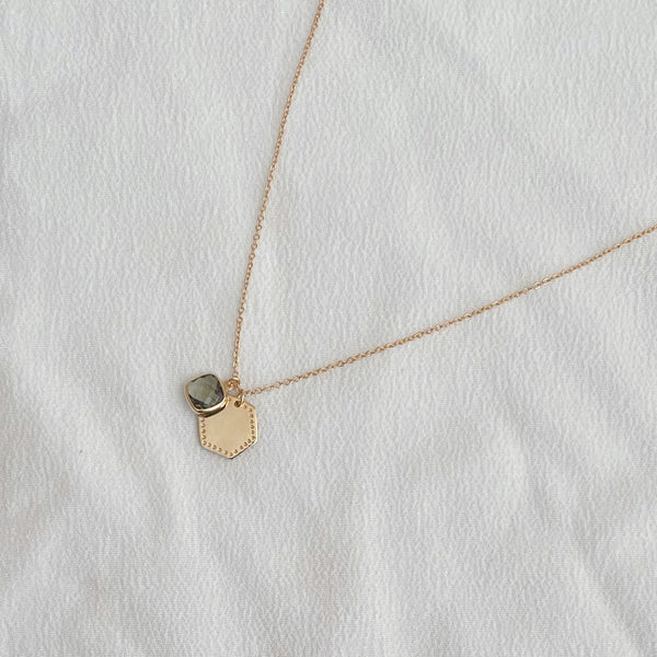 collier avec médaille hexagone et cristal kaki