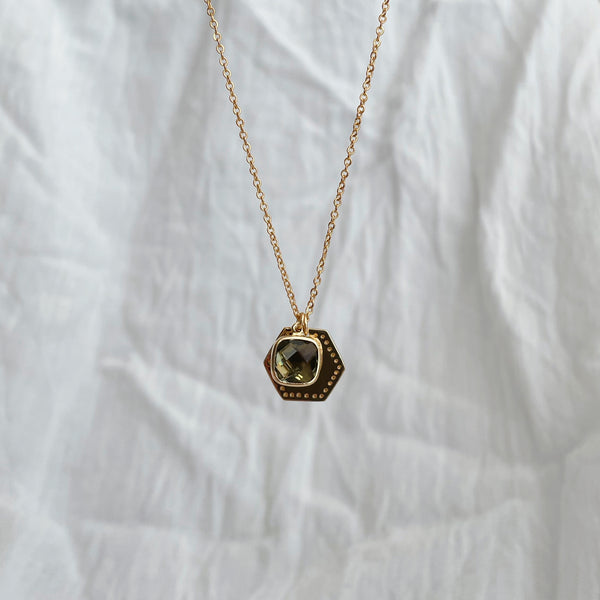 collier avec médaille hexagone et cristal kaki