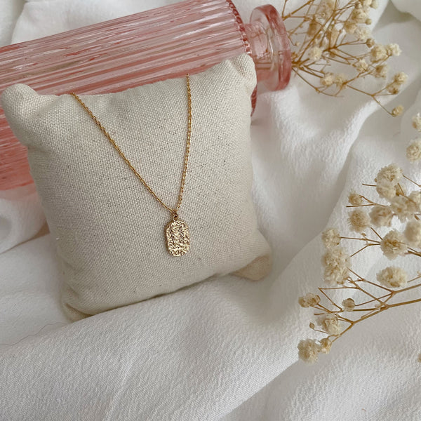 collier médaille rectangle texturé