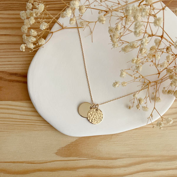 collier double médaille martelée et plate